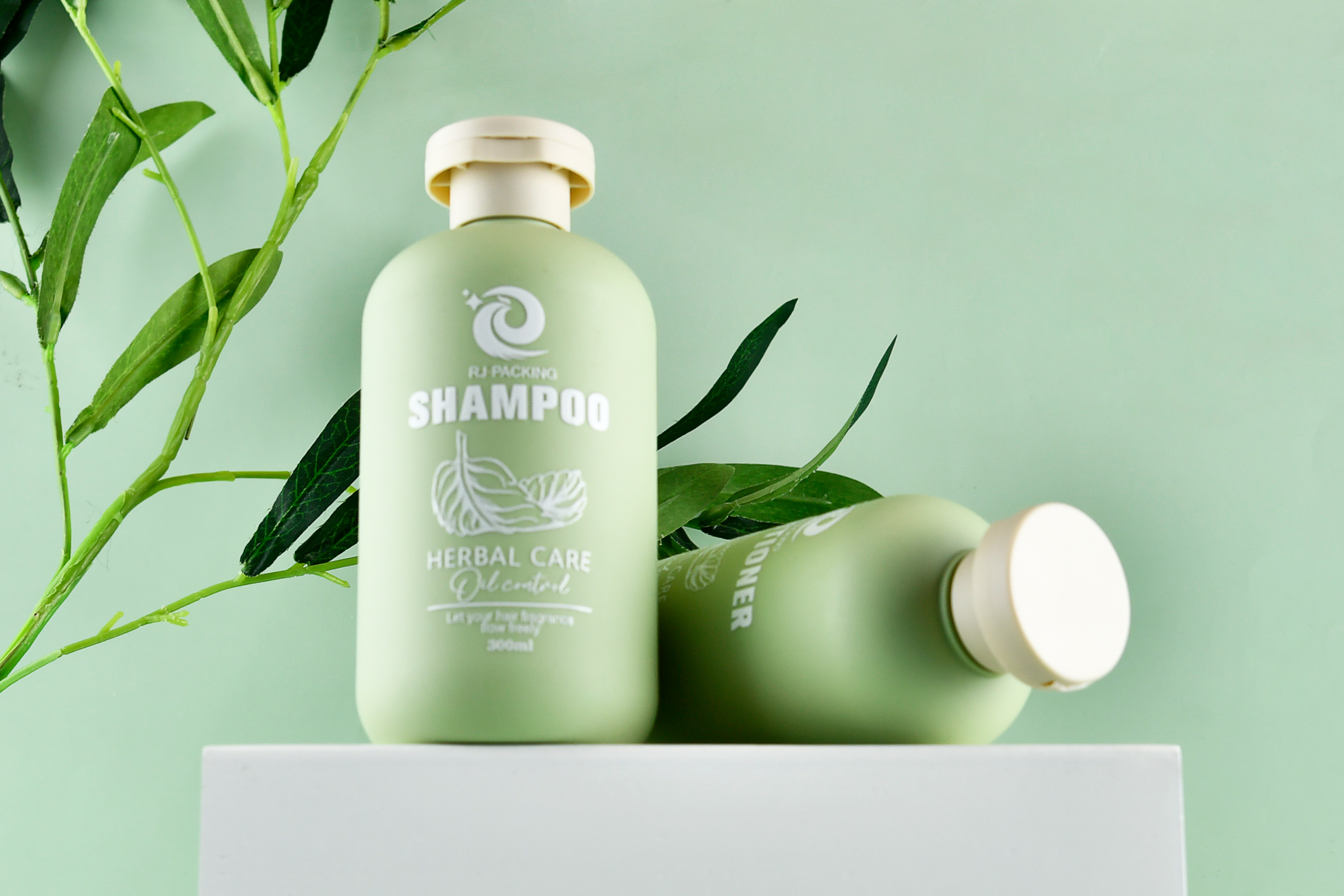Brand Eco-friendly Soft Cosmetic Packaging Body Wash 200ml 300ml 400ml 500ml HDPE Green Plastic Shampoo Bottle With Bamboo Lid